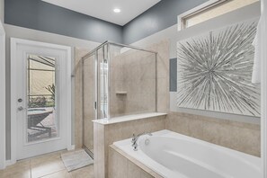 Combined shower/bathtub, hair dryer, towels, soap - ❤️Casa Bella|One of the Best homes near Disney❤️ (Kissimmee)