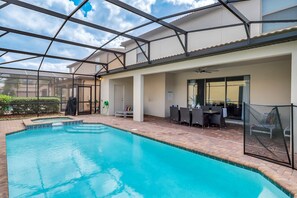 Alberca al aire libre y alberca climatizada