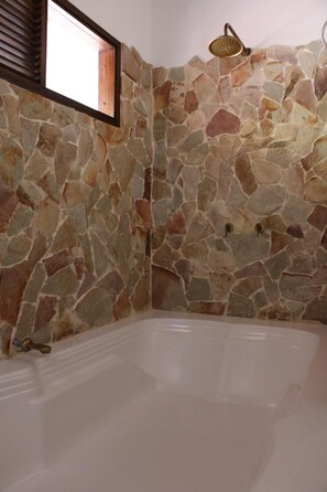 Combined shower/bathtub, towels, soap, toilet paper - Casa Rayma Hotel Boutique (Contratación)
