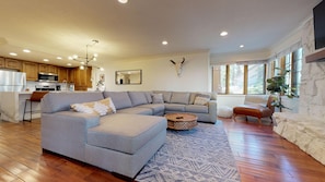 Smart TV, fireplace - Walk to Canyon Lodge! Fresh and clean 3 bedroom condo. (Mammoth Lakes)