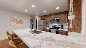 Jääkaappi, mikroaaltouuni, uuni, liesi