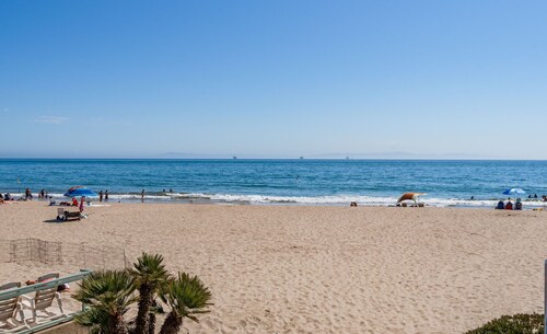 Beachside Getaway - Oceanfront Escape in Carpinteria