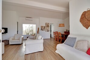 TV - VILAMOURA GOLF VILLA 1 WITH POOL by HOMING (Vilamoura)