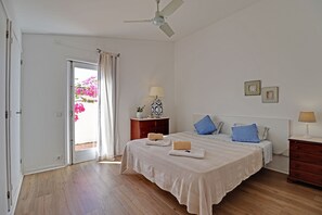 3 dormitorios, tabla de planchar con plancha, wifi gratis y ropa de cama
