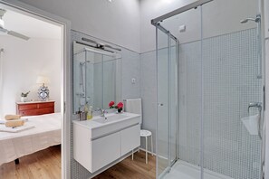 Dusche, Haartrockner, Handtücher