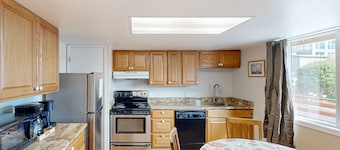 Dog-friendly duplex in the Heart of Nye beach near the beach & downtown