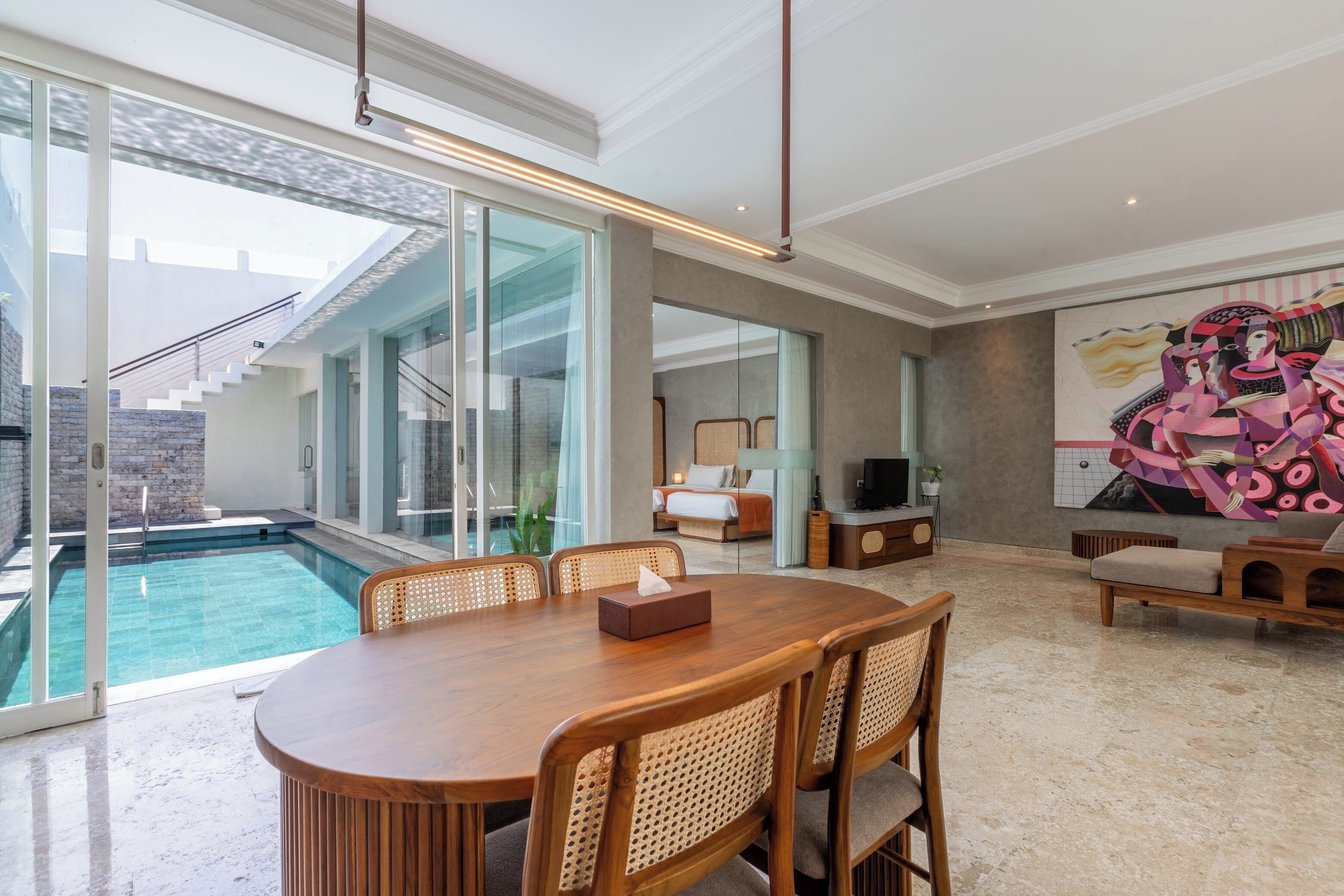 Una sala moderna con piscina, comedor y dormitorio.
