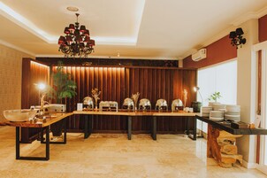 Aamiainen (152625 IDR per henkilö)