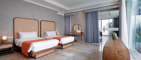 Habitación de hotel con dos camas, una mesa de madera, un espejo y vistas al exterior.