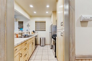 雪櫃、微波爐、焗爐、爐具