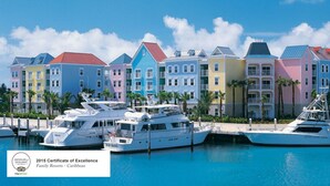 Un port de plaisance avec des bâtiments aux couleurs vives et des yachts.
