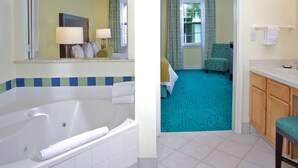 Une salle de bain avec une baignoire, un lavabo et un miroir.