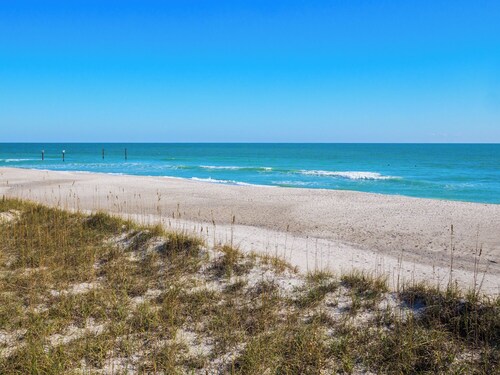 Deux chiens salés: 4 BR / 3. 5 BA maison de ville à Kure Beach, 9 couchages