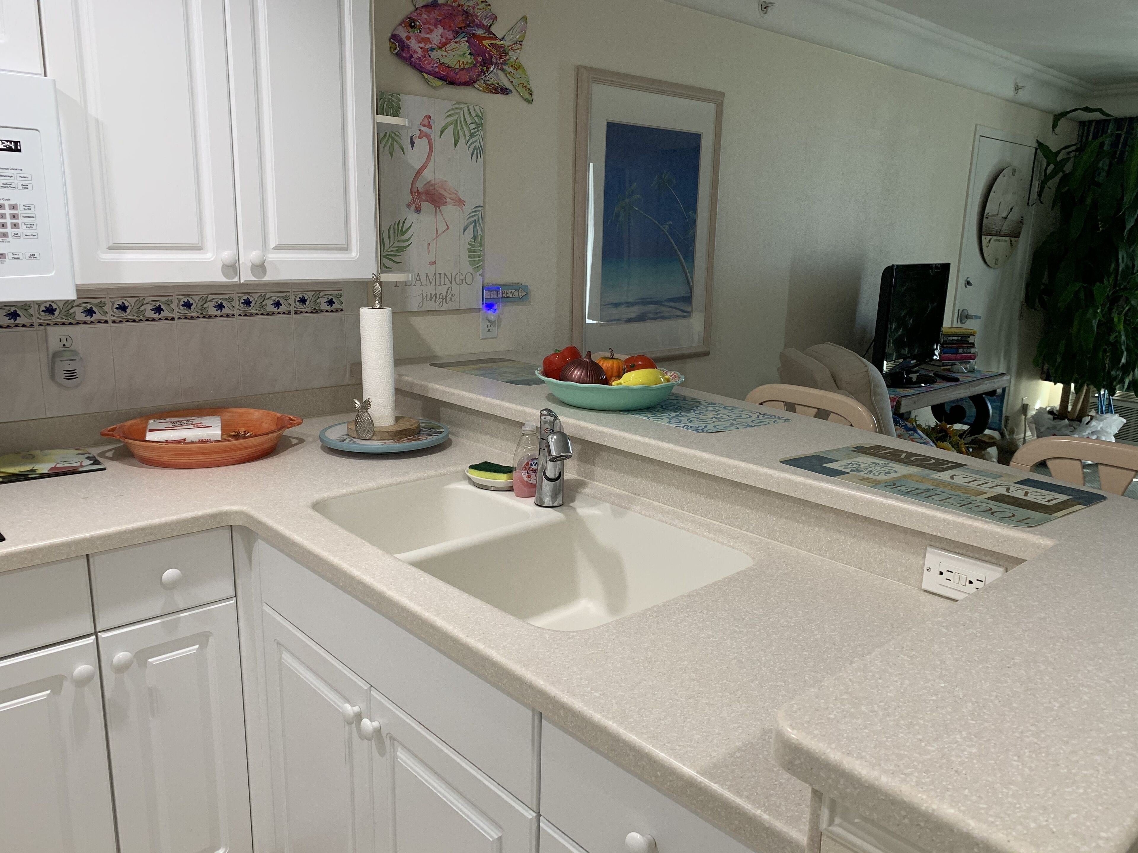 SEAVIEW APT Building on the beach Picture of the view taken from the balcony.