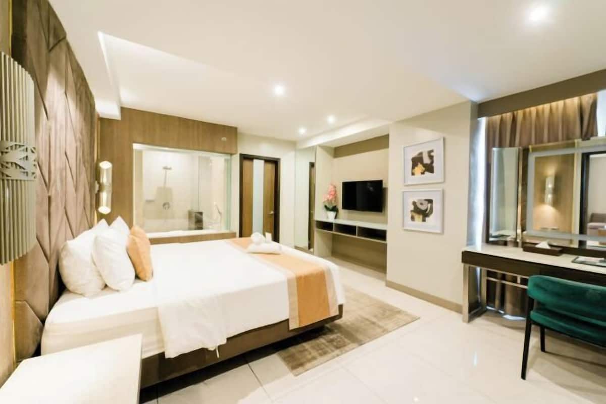 2 bedrooms, premium bedding, down comforters, minibar