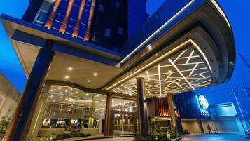 Depan hartanah - siang/malam