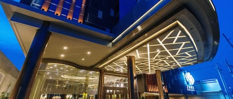 Vista frontal de la propiedad por la tarde o noche