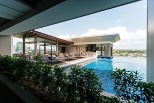 Una piscina al aire libre (de 06:00 a 22:00), tumbonas