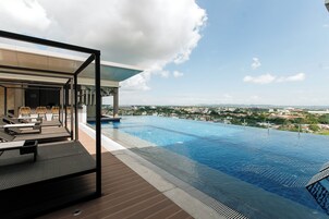 Una piscina al aire libre (de 06:00 a 22:00), tumbonas
