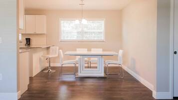 House, 3 Bedrooms | In-room dining