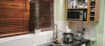 À la maison et à l'extérieur, 1 chambre privée, partageant la maison avec 2 autres personnes. 