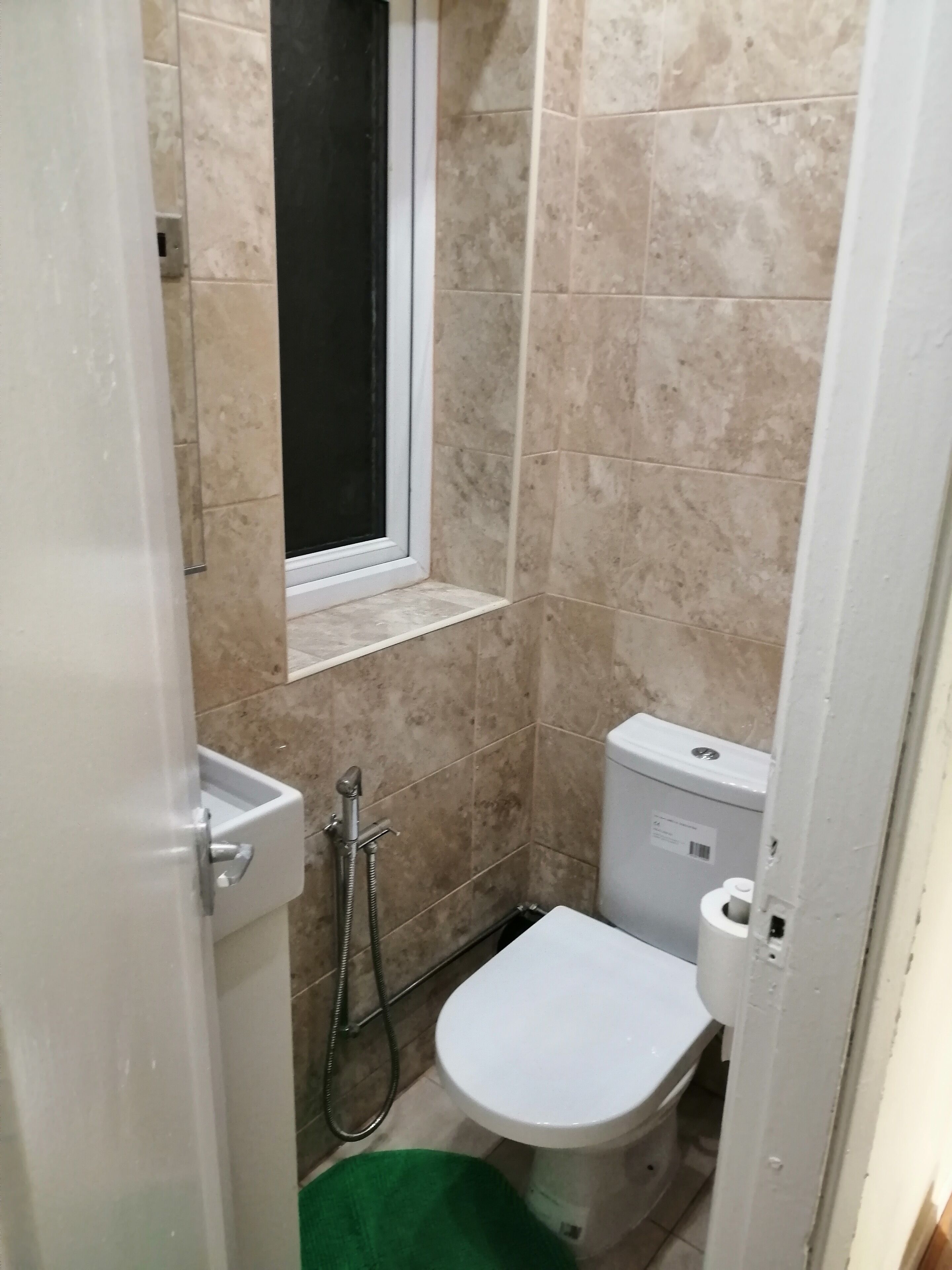 Home and away, 1 private bedroom, sharing the house with 2 other guest. 