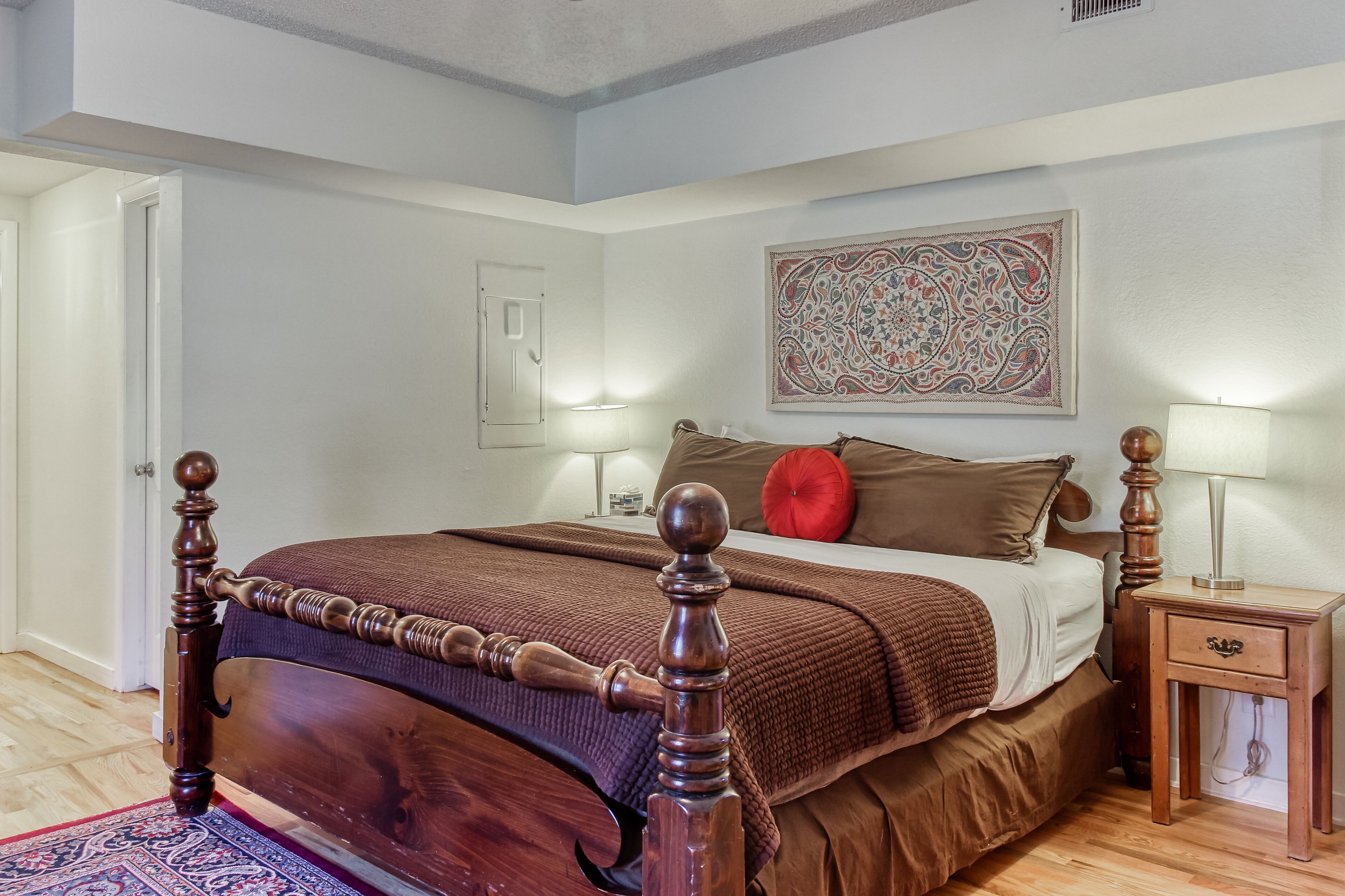 Secluded cabin w/ gas fireplace & mountain views - dogs welcome!