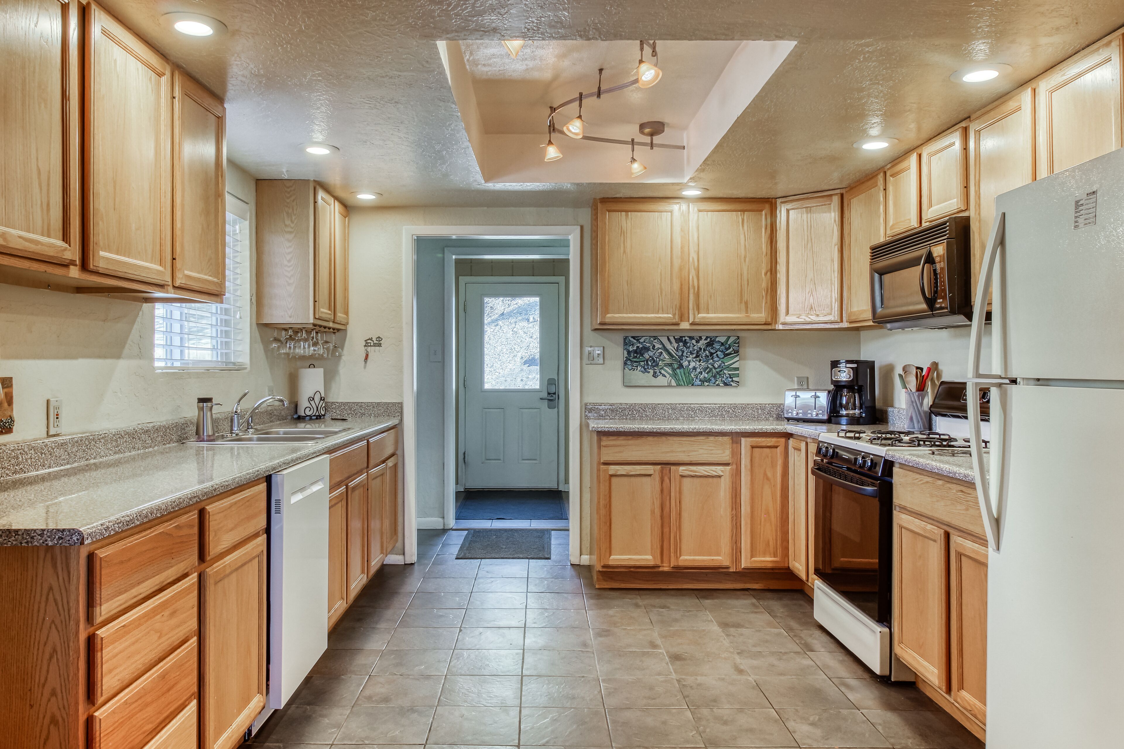 Secluded cabin w/ gas fireplace & mountain views - dogs welcome!