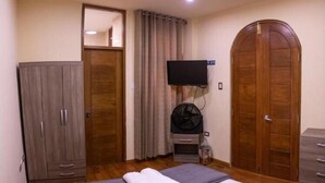 Quarto casal standard | Ferros/tábuas de passar roupa, Wi-Fi de cortesia, roupa de cama