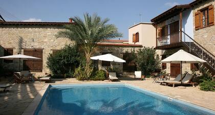 Belle maison de campagne avec A / C, WiFi et piscine partagée dans le village historique de Choirokoitia