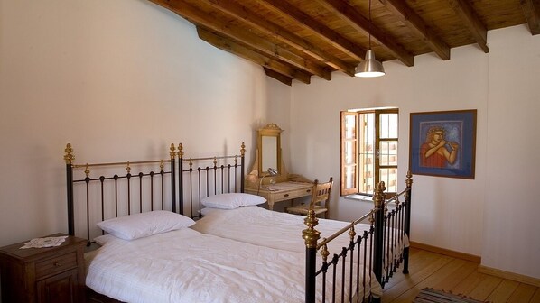 2 habitaciones, tabla de planchar con plancha y cuna de viaje 