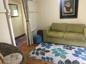 TV connectée, cheminée, lecteur de DVD, baby-foot