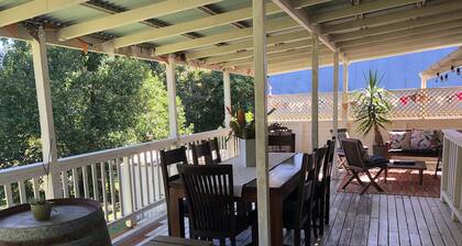 Family Home - Pets welcome . 15km to Australia Zoo, 20km to amazing beaches.
