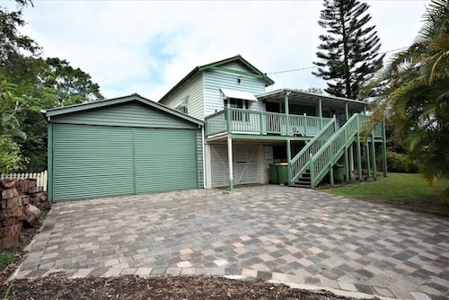 Family Home  - Pets welcome .  15km to Australia Zoo, 20km to amazing beaches.