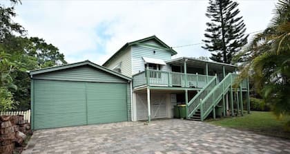 Family Home - Pets welcome . 15km to Australia Zoo, 20km to amazing beaches.