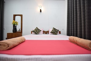 Deluxe-Doppelzimmer | Individuell dekoriert, individuell eingerichtet, Schreibtisch