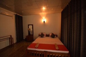 Dobbeltrom – deluxe | Individuelt dekorert, individuelt innredet og skrivebord