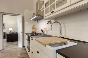 ثلاجة، فرن، موقد طهي مسطح، غسالة أطباق