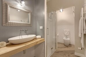 Regadera, amenidades de baño gratuitas, secadora de cabello, bidet 