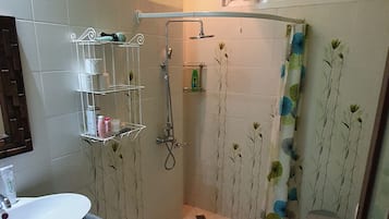 Haartrockner, Handtücher, Seife, Shampoo