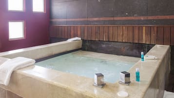 Bañera de hidromasaje privada