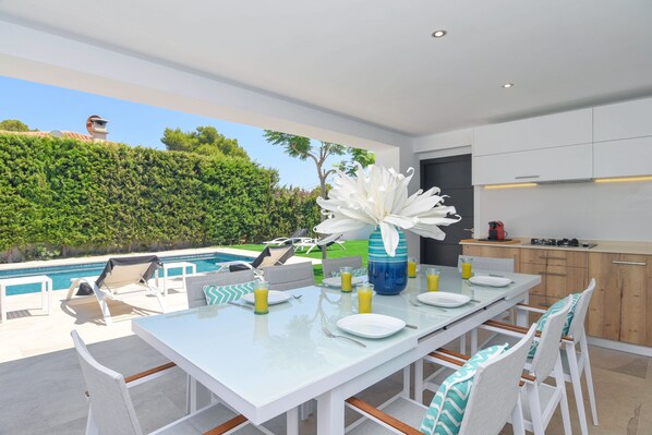 Outdoor dining - Modern and  luxury villa in Moraira, Costa Blanca, Spain  with heated pool for 6 persons (Moraira)