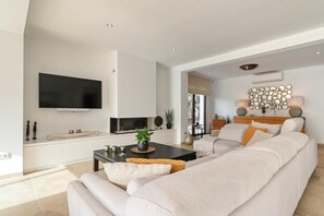 TV, fireplace, stereo