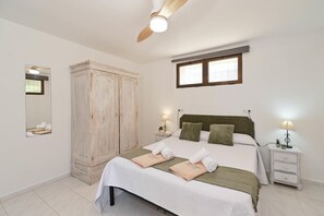 4 bedrooms, iron/ironing board, WiFi, bed sheets