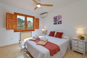 5 bedrooms, iron/ironing board, WiFi, bed sheets