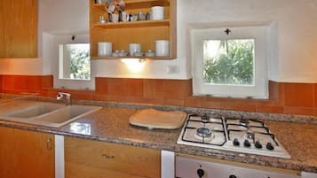 Refrigerador, placa de cocina, silla alta para bebés, freezer