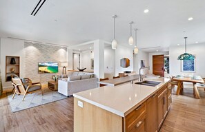 Televisión, chimenea y estéreo 