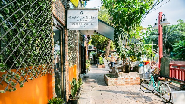 A narrow street with a sign for Bangkok Canalé Home. - Bangkok Canale Home (Bangkok)