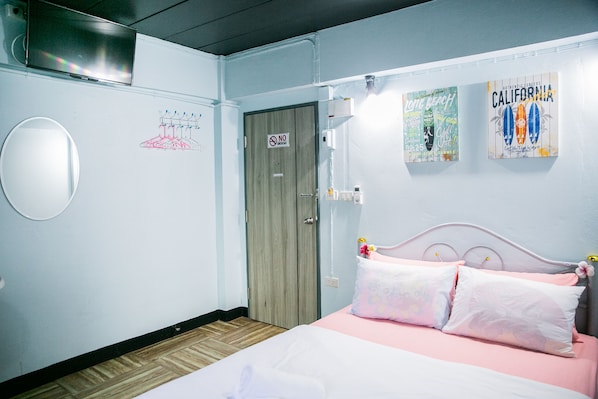 Un dormitorio con cama, una puerta y adornos en la pared.
