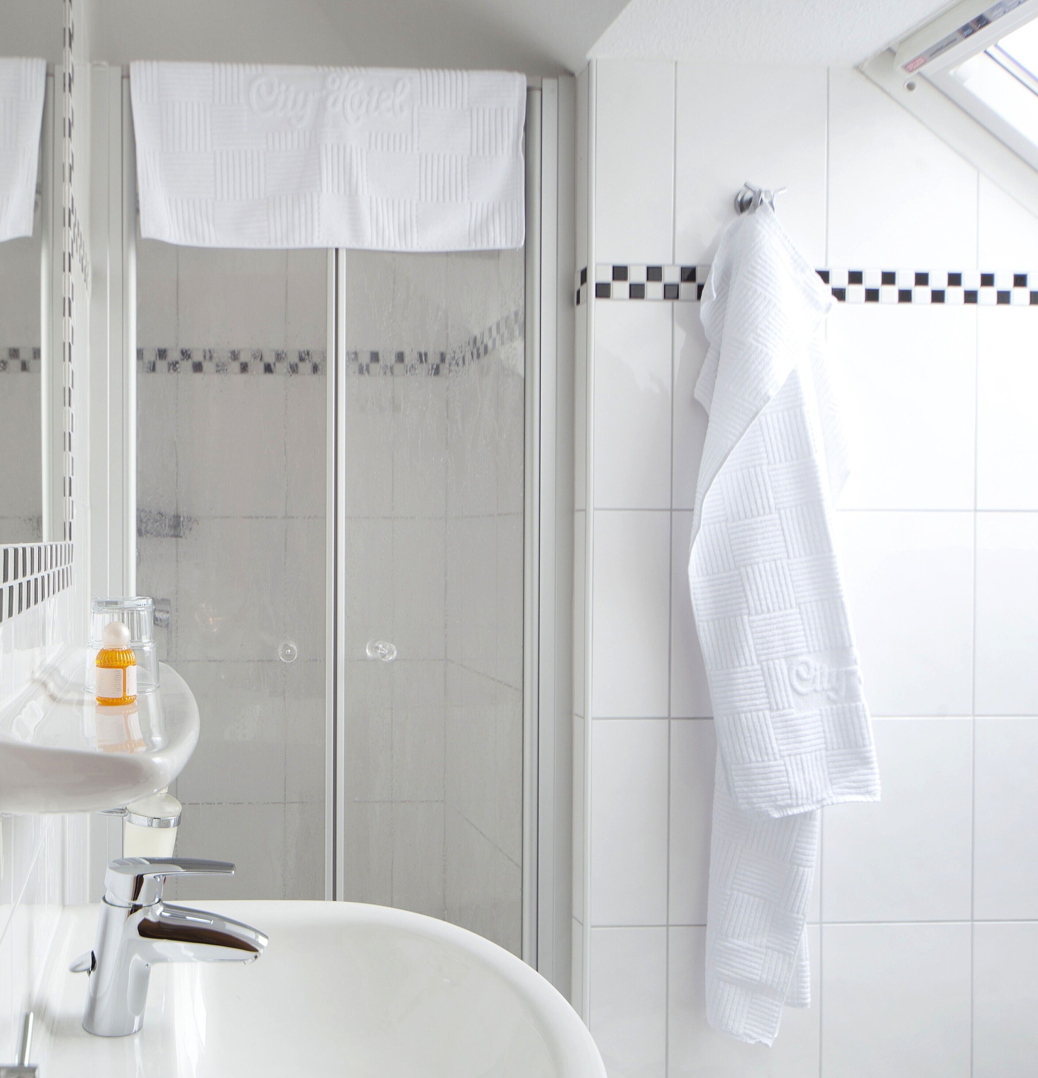 standard single room | bathroom | hair dryer, towels